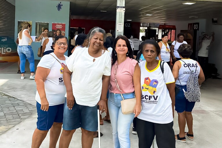 Idosos entrando no Cine Miracema RJ