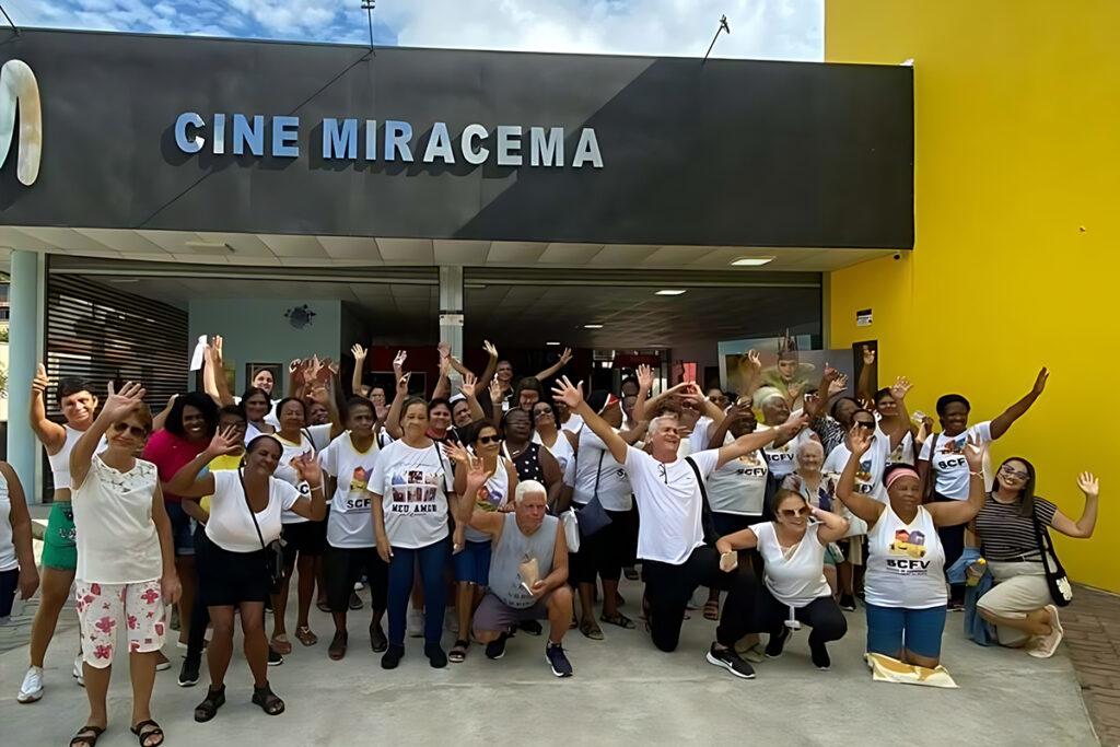 Sessão de cinema com pipoca e refrigerante