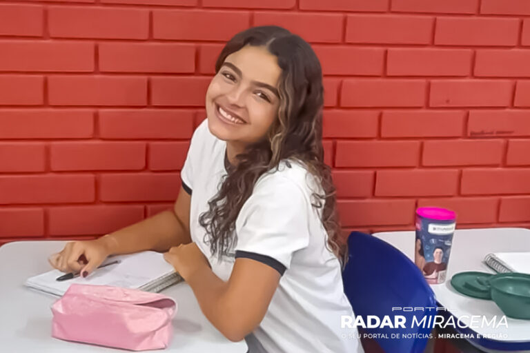 Aluna do Noroeste Fluminense alcança a maior nota na redação do Simulado Enem-RJ, destacando a preparação para o exame nacional.