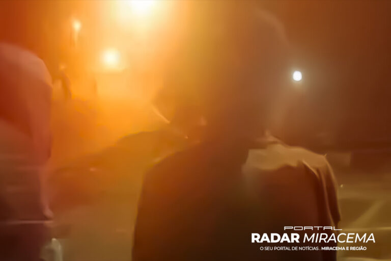 Após uma briga no bairro Capelinha, em Itaperuna, um homem foi esfaqueado e outro agredido com pauladas; ambos foram atendidos.