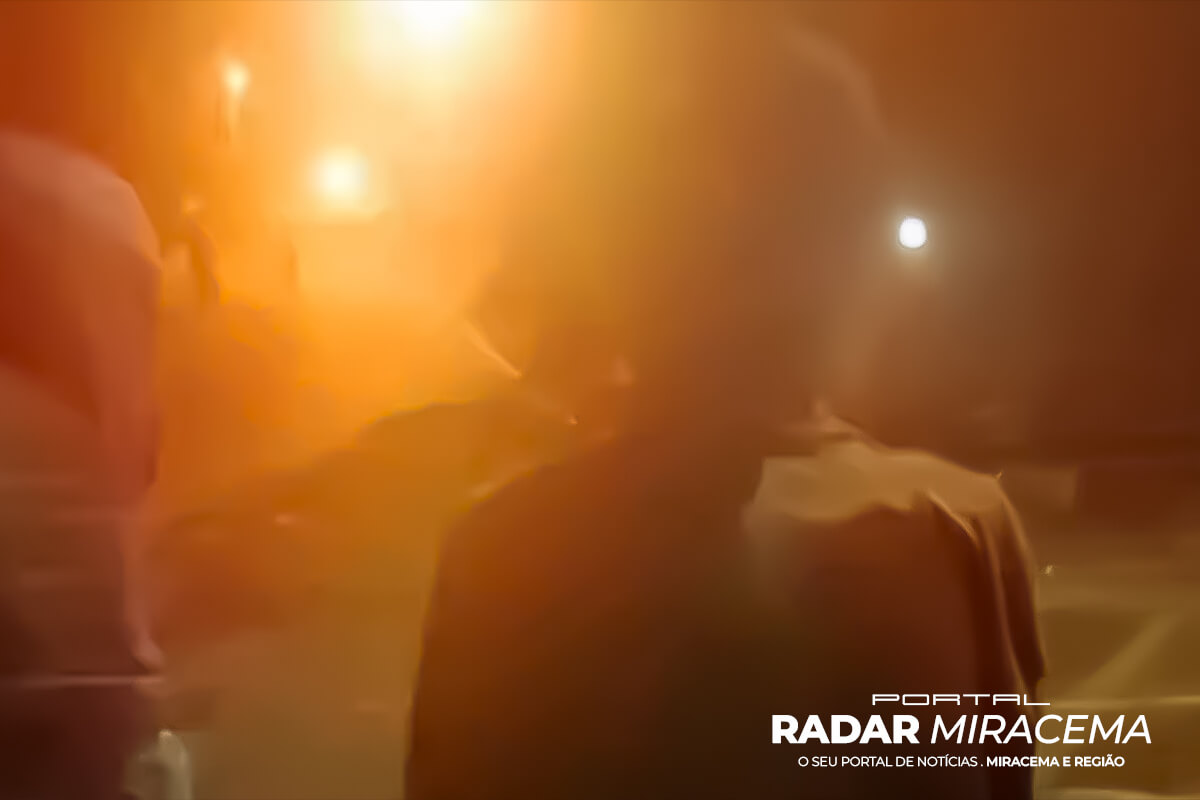 Após uma briga no bairro Capelinha, em Itaperuna, um homem foi esfaqueado e outro agredido com pauladas; ambos foram atendidos.